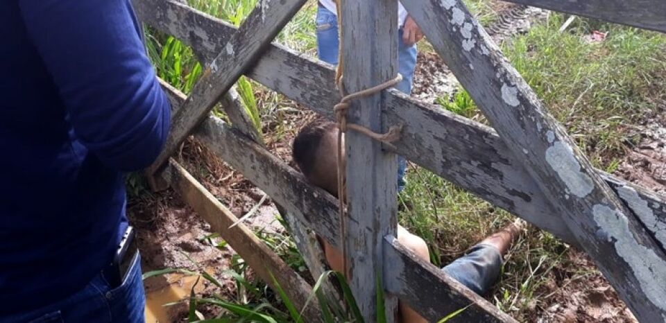 Menor é encontrado morto e amarrado a porteira de fazenda em Colina Verde