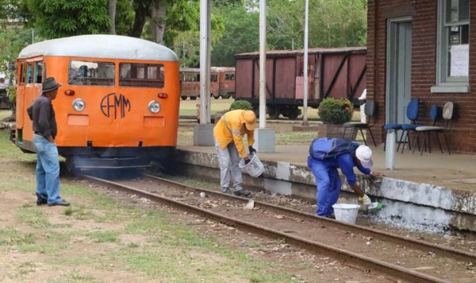 Prefeitura ilumina trecho da ferrovia para passeios de litorina