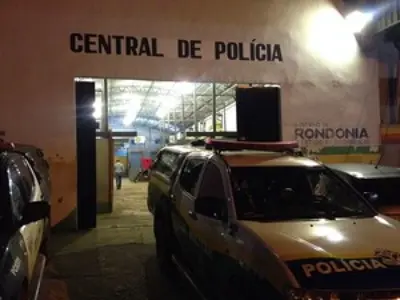 Presa após esfaquear o marido, mulher diz que reagiu a agressões
