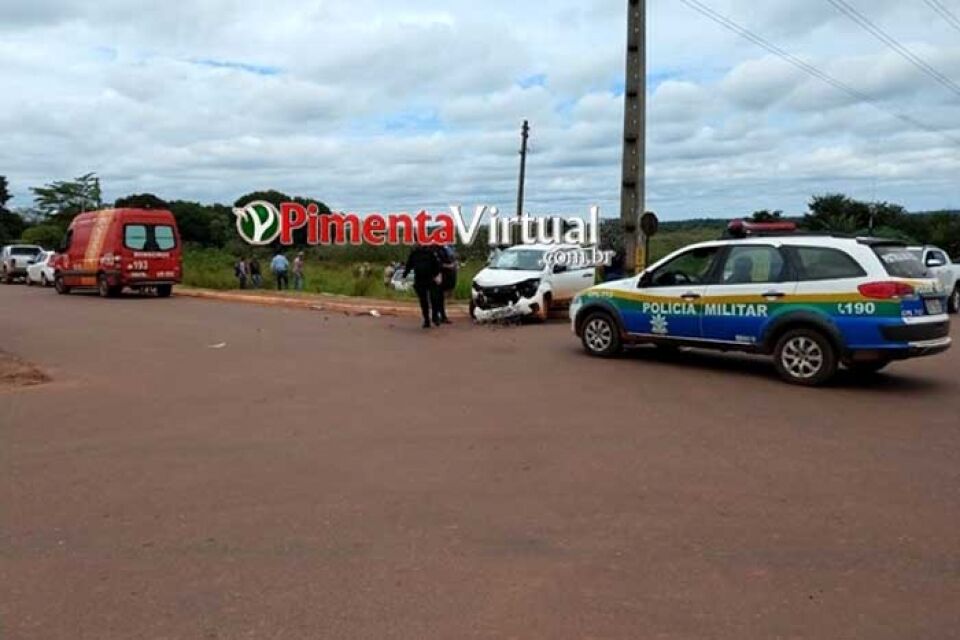 Colisão entre dois veículos deixa três pessoas feridas