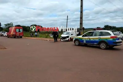 Colisão entre dois veículos deixa três pessoas feridas