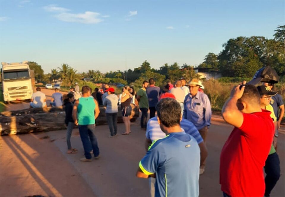 População fecha a BR-364 em Extrema em protesto por retorno de aulas