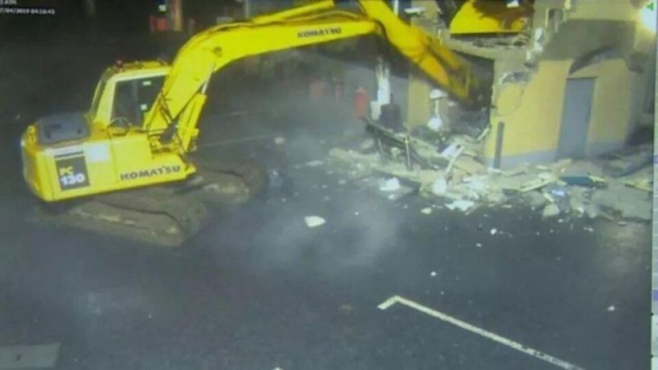 Nova modalidade de ladrões é roubar caixa eletrônico com escavadeira