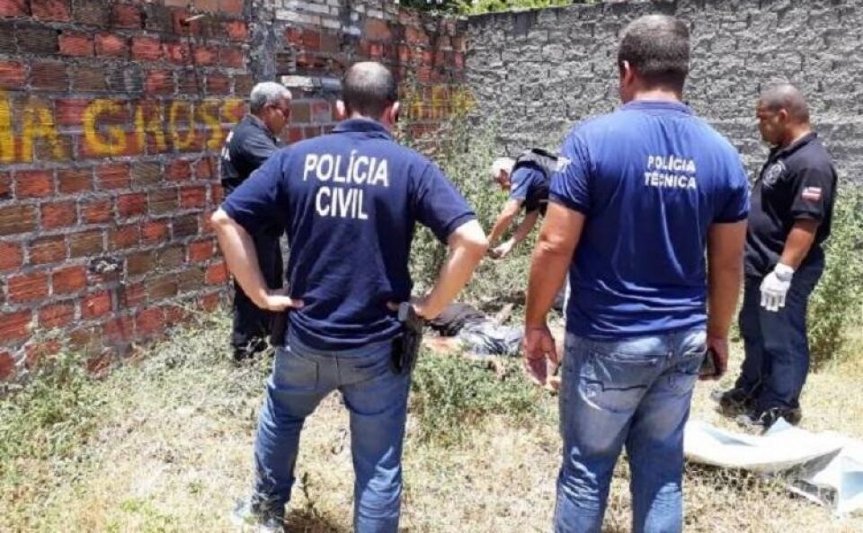 CORPO DE HOMEM É ENCONTRADO COM MARCAS DE GOLPES DE FACAS E PAULADAS