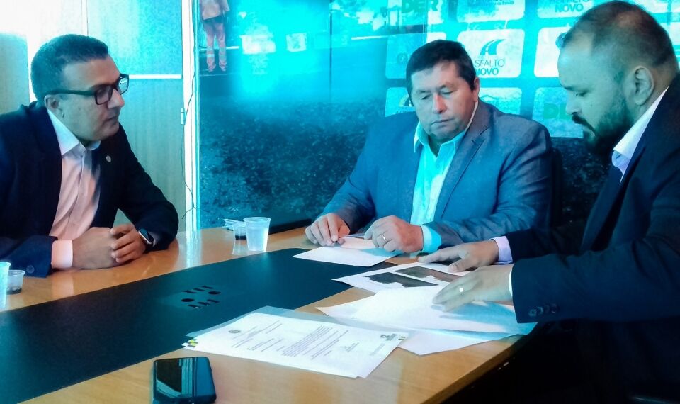 Alex silva reivindica asfaltamento da estrada da penal e ruas da zona leste da capital