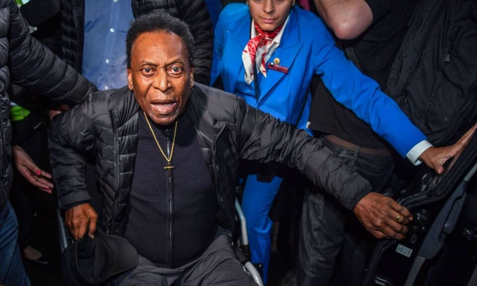 Pelé é internado em São Paulo após passar por cirurgia na França