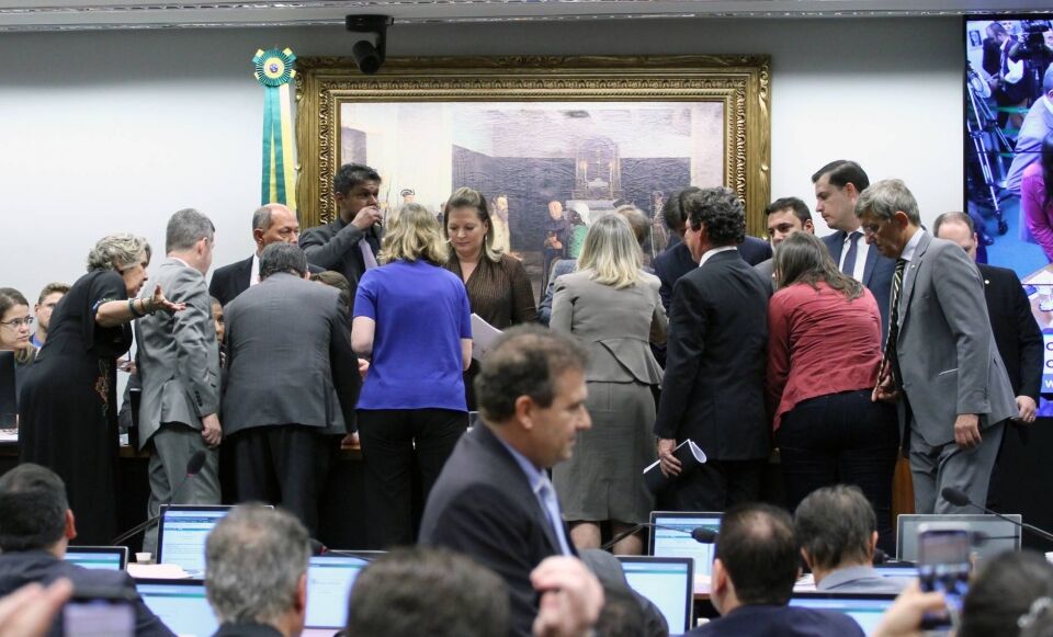 Em sessão tumultuada, reforma da Previdência dá primeiro passo na Câmara