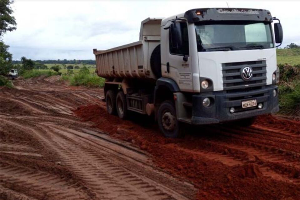 Prefeitura realiza patrolamento, cascalhamento e instala tubo armco na linha 50