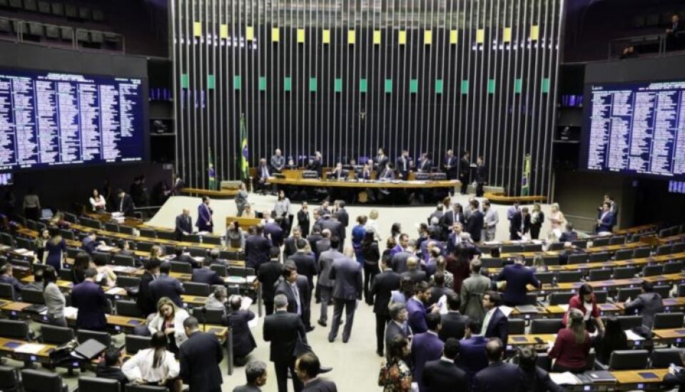 Lei de Licitações deve ser lida na sessão da Câmara desta quarta. Acompanhe ao vivo