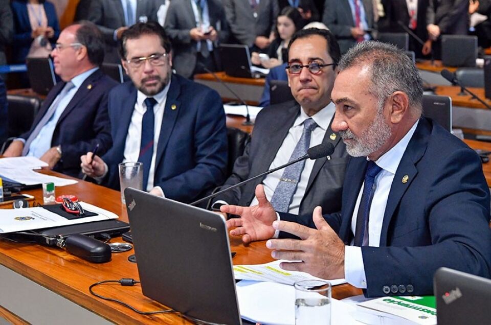 Senador adia a votação