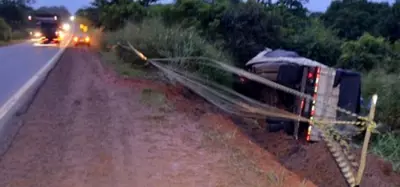 Carreta bi trem com carga toxica tomba na BR 364