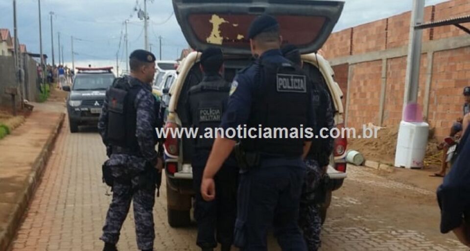 Trio com tornozeleiras é preso pela PM com arma de fogo e drogas