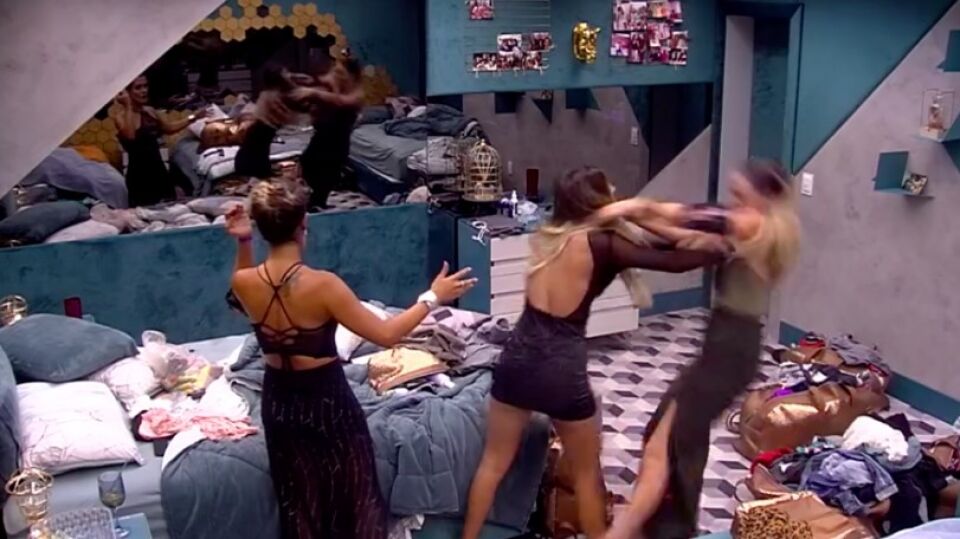 Durante briga, Hariany empurra Paula no chão: 'eu posso ser expulsa'