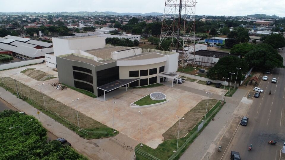 Treze anos depois e custo final superior a R$ 13 milhões: teatro de Ariquemes, RO, deve ser entregue em junho