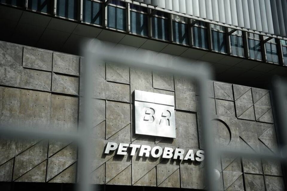 Bolsonaro determina e Petrobras desiste de aumentar preço do diesel