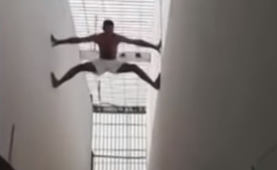 Vídeo flagra detento escalando paredes em presídio