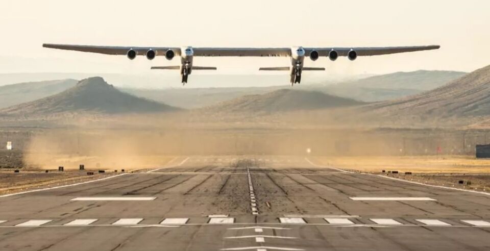 Maior avião do mundo decola na Califórnia; envergadura é maior que campo de futebol
