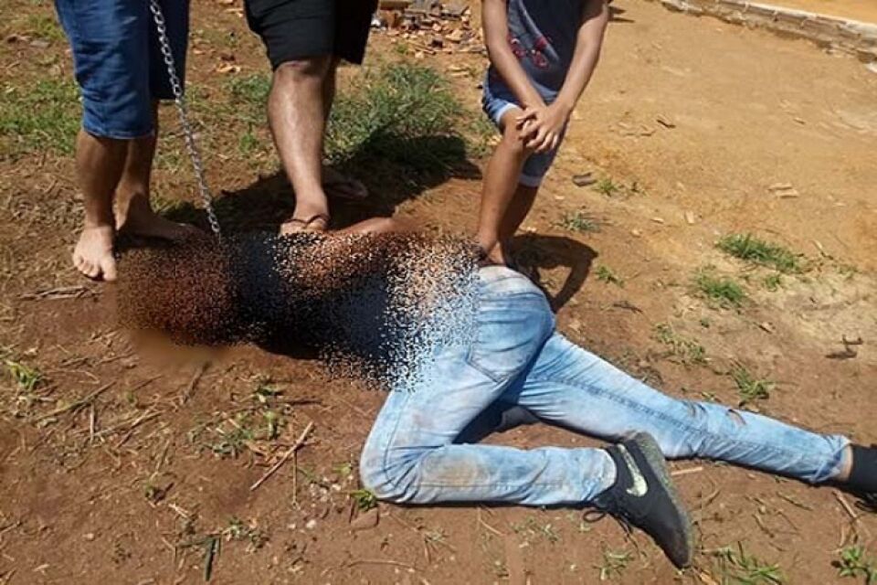 Homem é acorrentado pelo pescoço acusado de furtar idoso