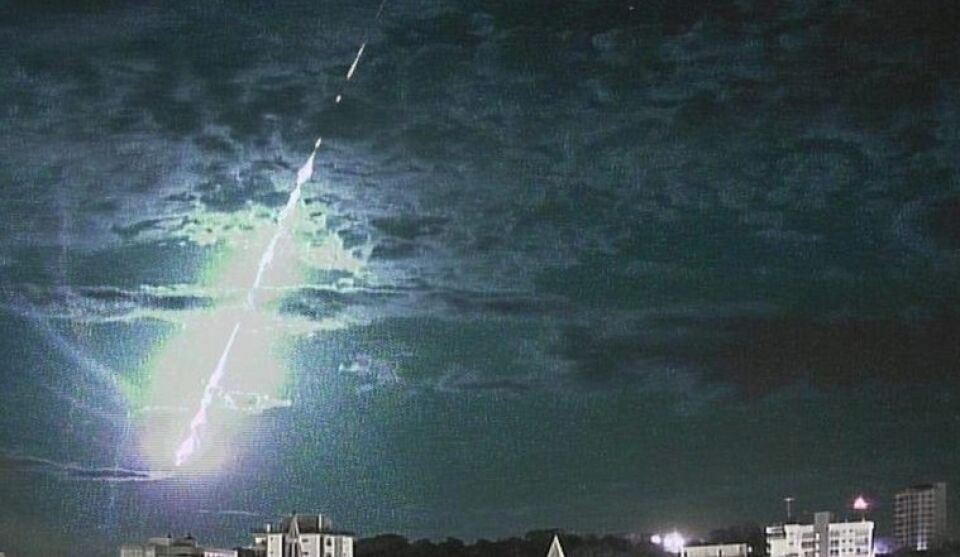 METEORO CAI SOBRE O MAR NA COSTA DO RS