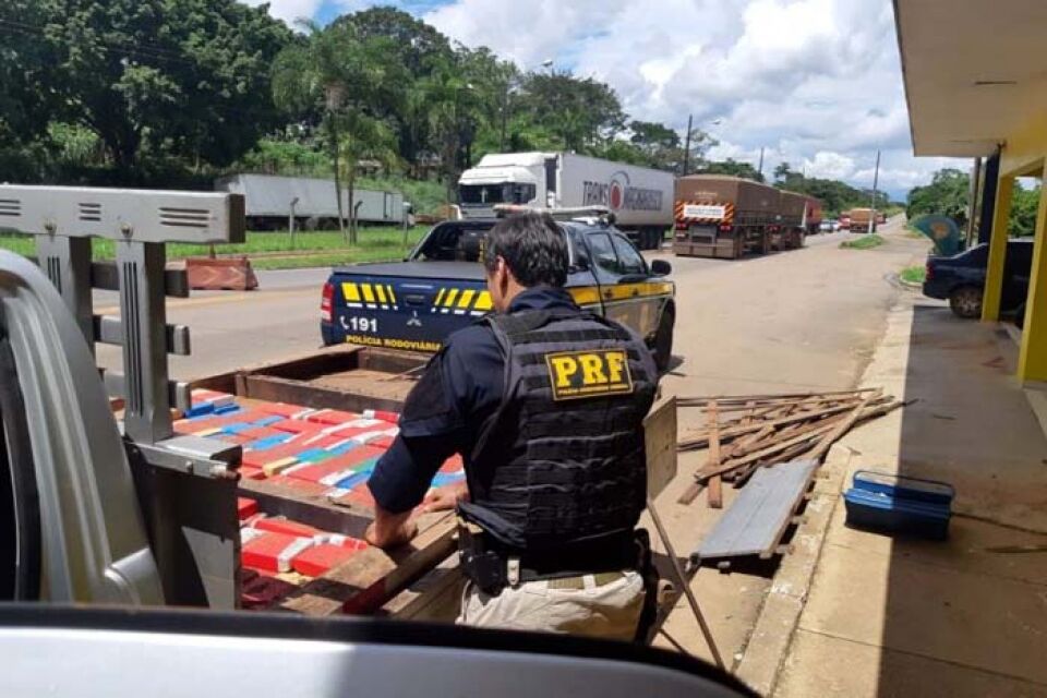PRF apreende 157 kg de cocaína em fundo falso de veículo
