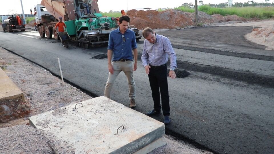 Prefeito vistoria obras da avenida Raimundo Cantuária