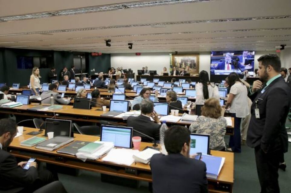 Em derrota para governo, votação da Previdência na CCJ é adiada