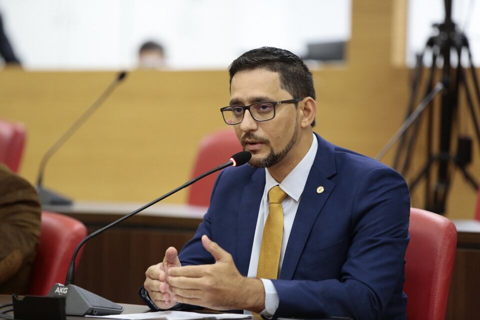 PEC do deputado Anderson assegura atuação de assistentes sociais, nutricionistas e outros profissionais nas escolas estaduais
