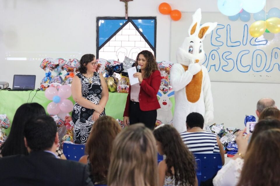 Crianças e adultos acolhidos na Casa Família Rosetta têm manhã interativa com distribuição de ovos de chocolate