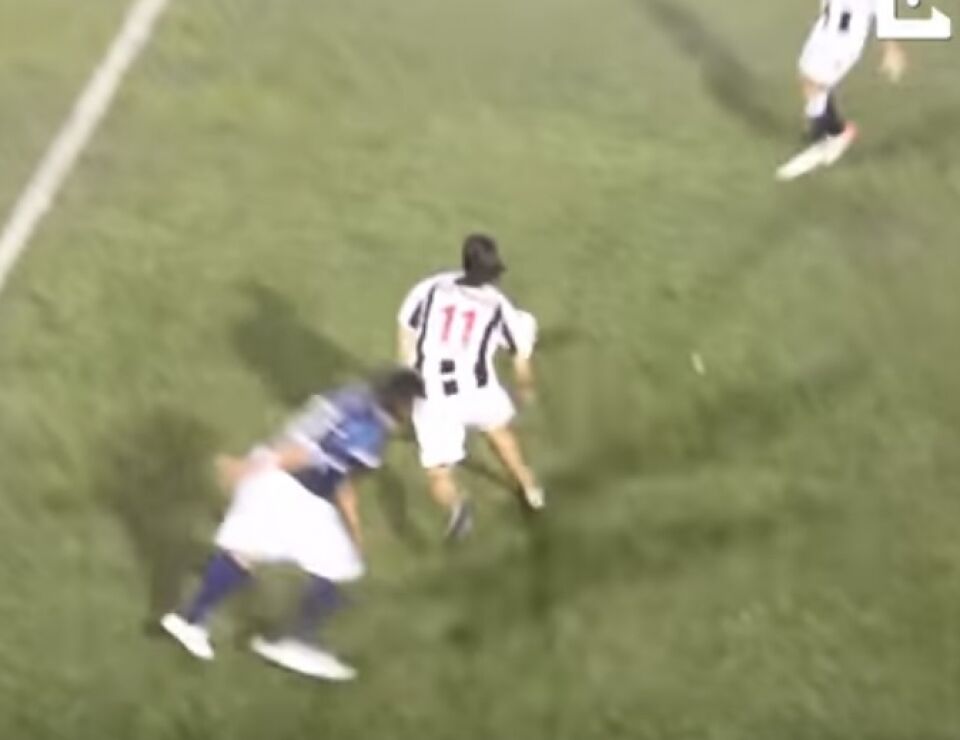Jogador de futebol marca gol sem tocar na bola!