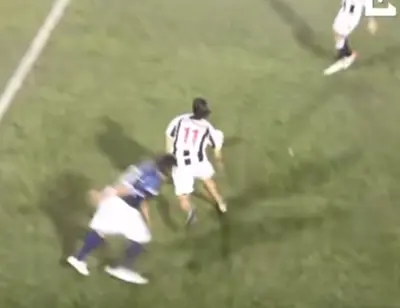 Jogador de futebol marca gol sem tocar na bola!