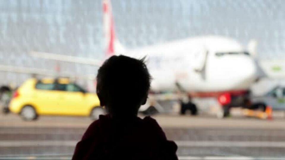 Menino foge de casa, burla esquema de segurança e embarca em avião