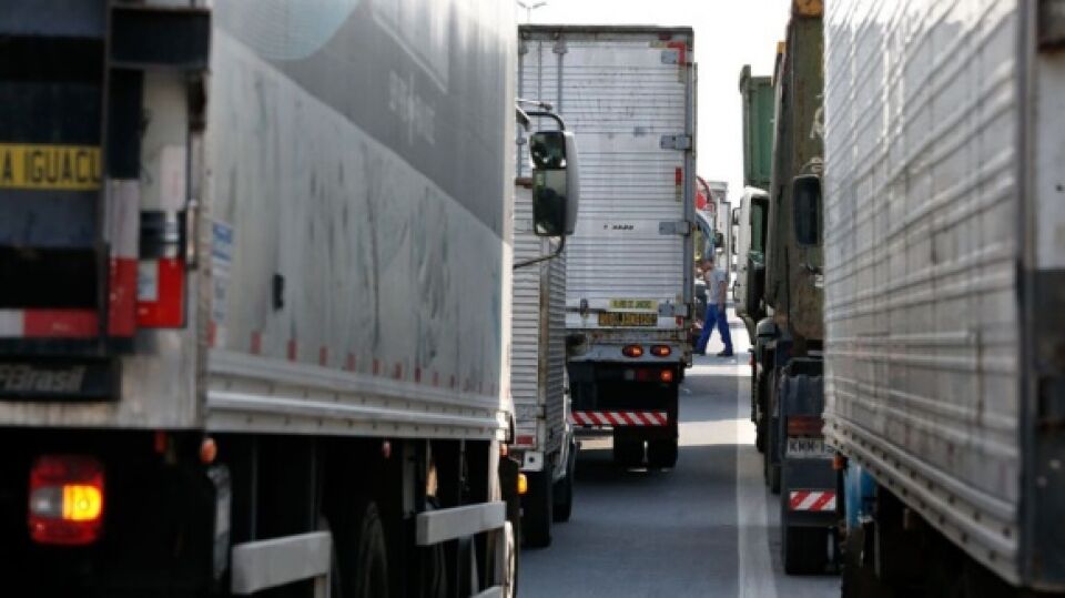 “Governo molha lenha seca na gasolina e joga na fogueira”, diz representante dos caminhoneiros