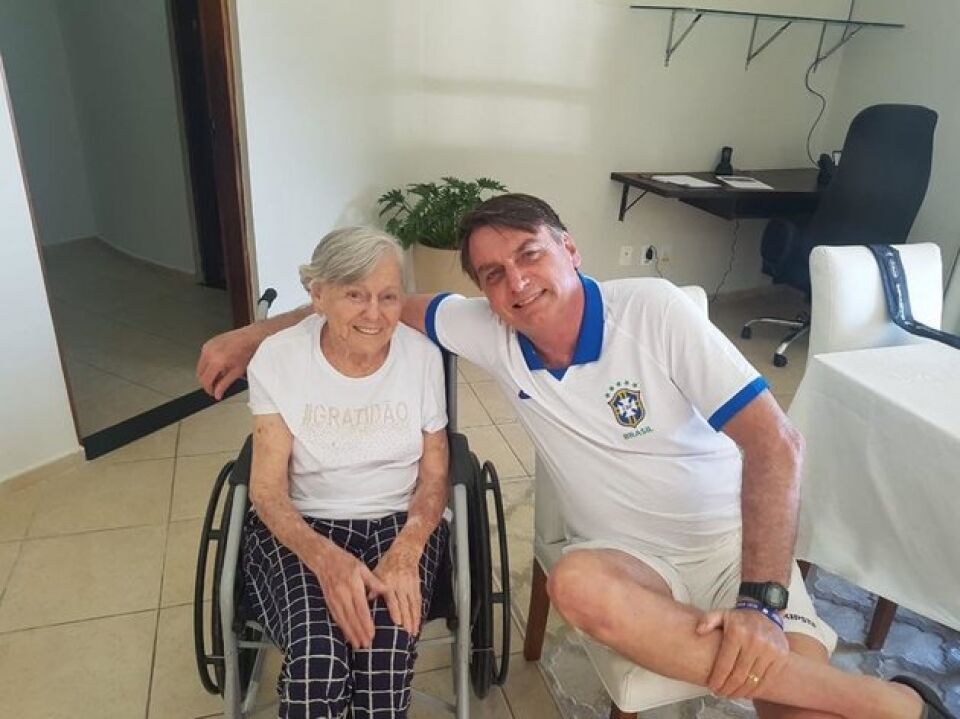 Bolsonaro passa Páscoa em hotel militar com praia privada que hospedou Lula