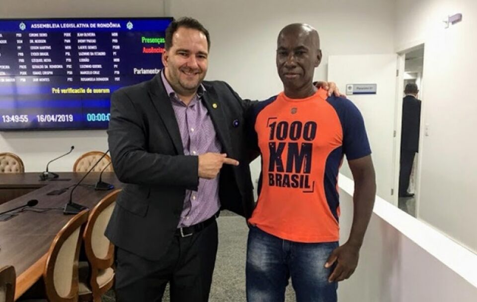 Deputado Alex Redano recebe ultramaratonista rondoniense na Casa de Leis