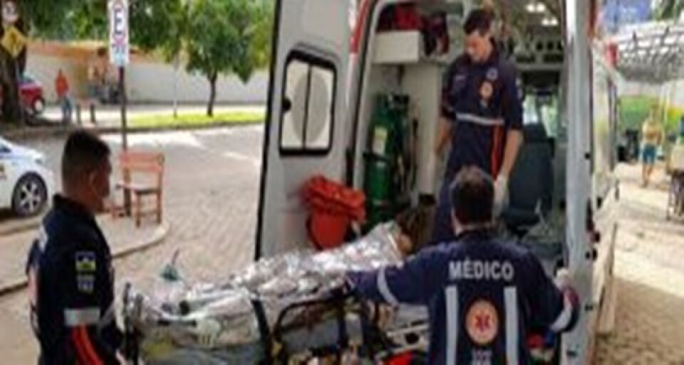 Travesti sofre atentado a tiros defronte a casa de sua prima na zona sul