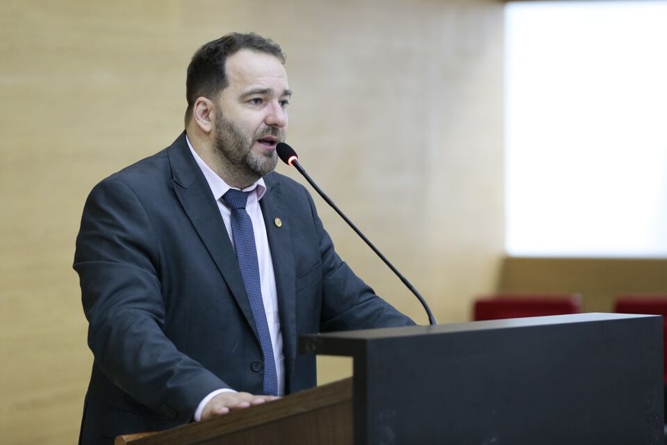 Alex Redano pede operação tapa buraco para Vale do Anarí