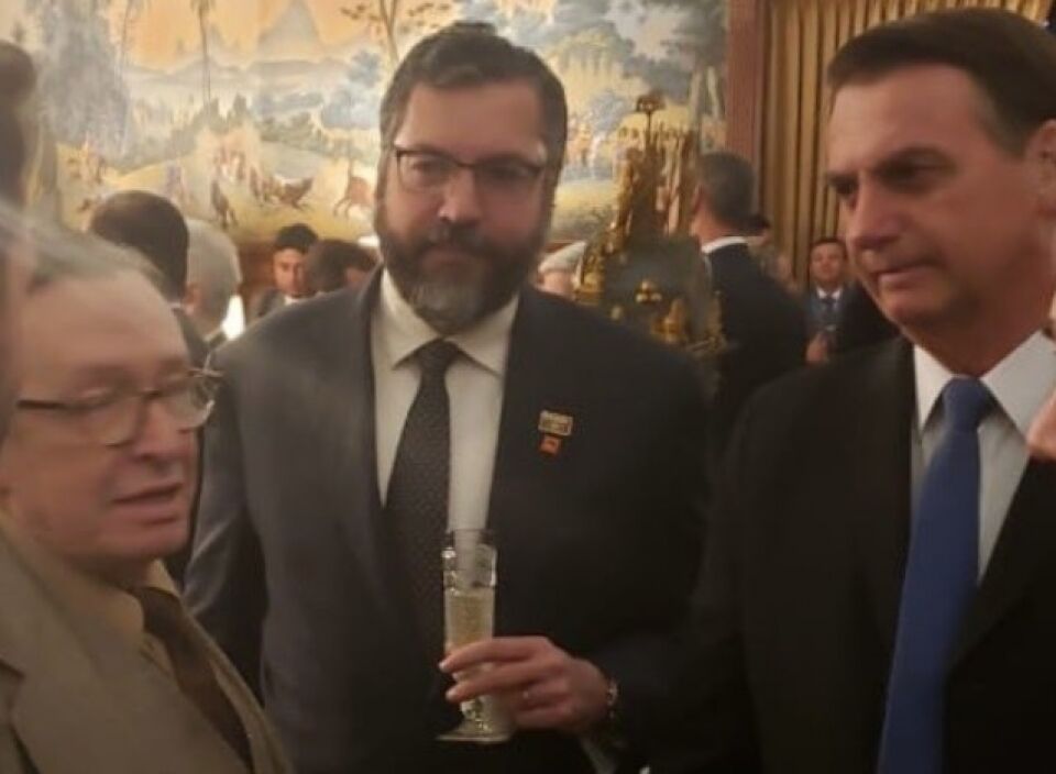 Bolsonaro divulga nota com crítica a ofensas de Olavo de Carvalho