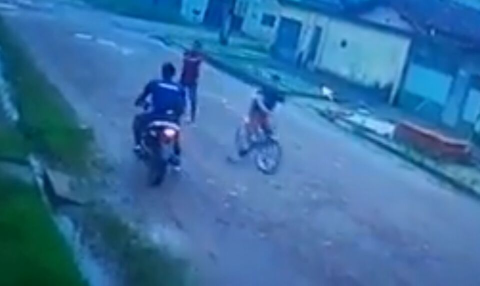 Roubo de motocicleta é flagrado por câmera de segurança.