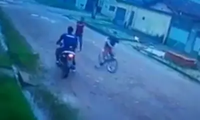 Roubo de motocicleta é flagrado por câmera de segurança.