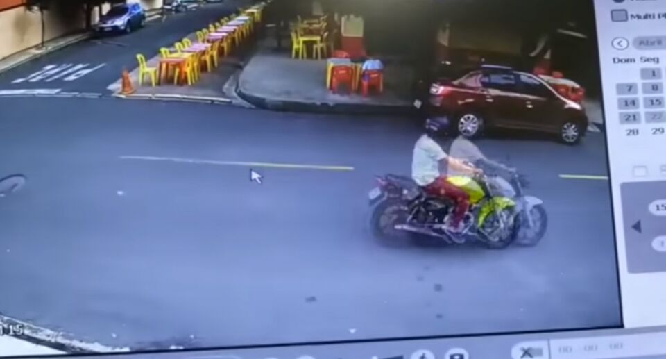 Câmera de segurança registra motociclista assaltando clientes em restaurante