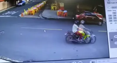 Câmera de segurança registra motociclista assaltando clientes em restaurante