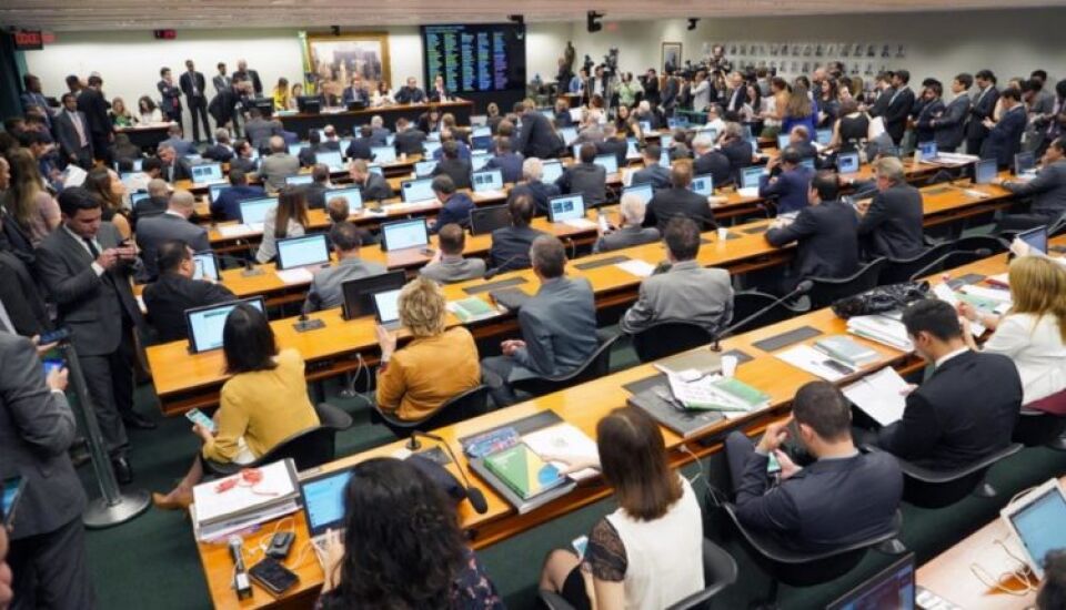 Oposição tenta adiar votação da Previdência na CCJ novamente. Veja sessão ao vivo