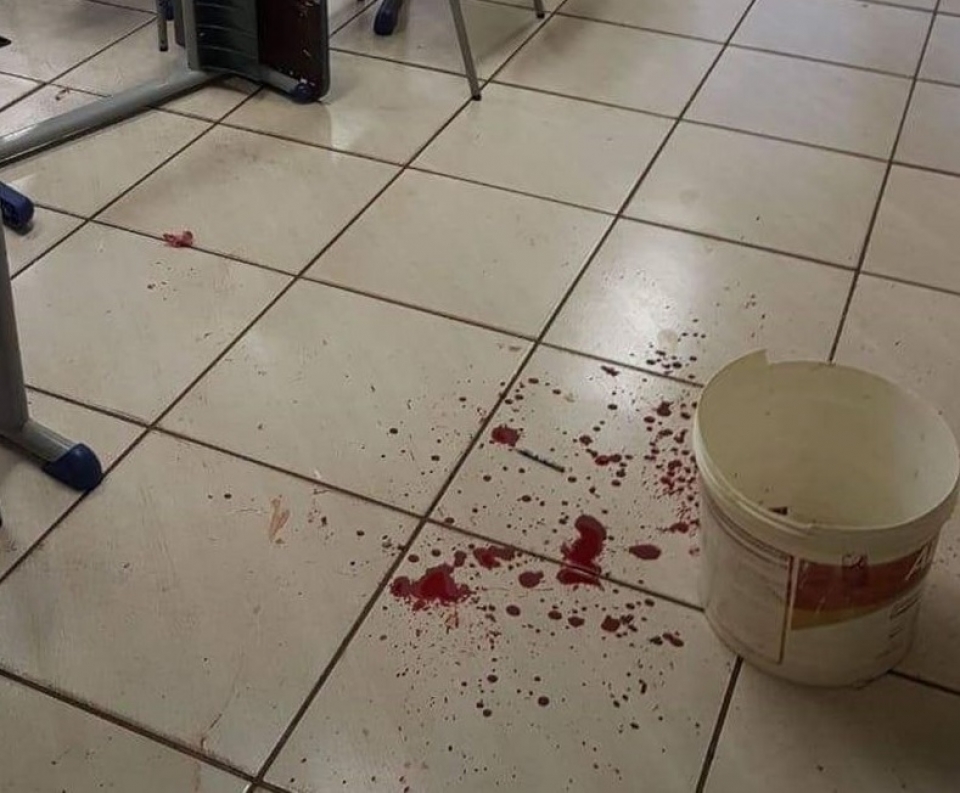 Professor é esfaqueado por aluno dentro de sala de aula, diz polícia