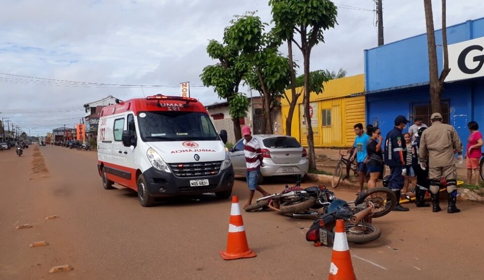 Choque de motos deixa dois feridos
