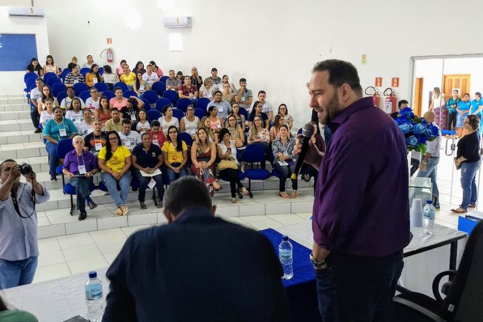 Alex Redano entrega emenda parlamentar de R$ 75 mil para auditório do Poder Executivo de Rio Crespo