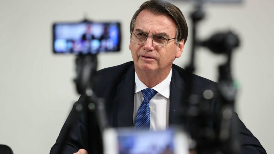 Previdência: Bolsonaro agradece na TV 'empenho' de deputados e 'comprometimento' de Maia