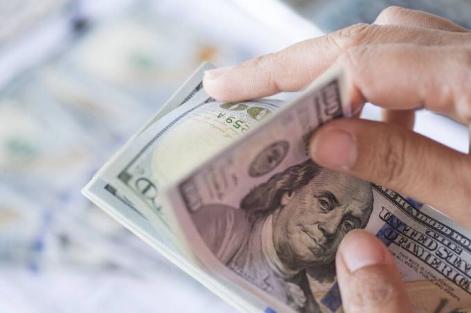 Dólar cai para R$ 3,96 com avanço da Previdência na comissão especial