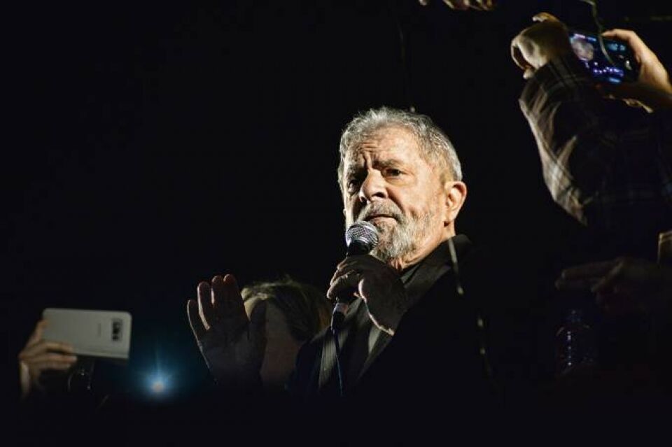 Após um ano preso, Lula fala à imprensa