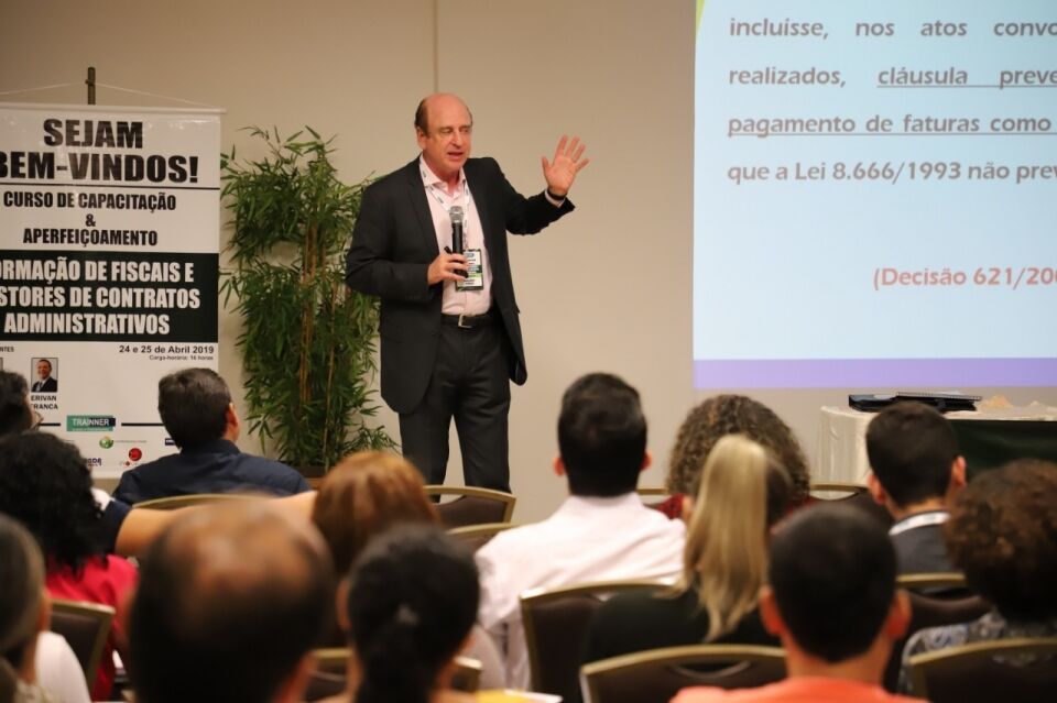 Servidores da prefeitura recebem aula de ministro do TCU sobre gestão de contratos