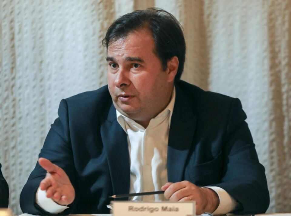 Maia: Carlos é ‘radical’, Eduardo é ‘deslumbrado’ e líder do governo ‘dá dó’